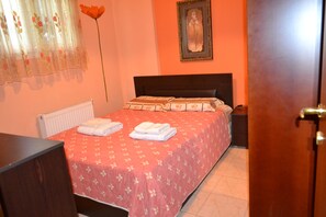 1 slaapkamer, een strijkplank/strijkijzer, wifi, beddengoed