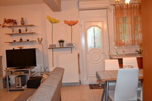 TV - Vasiliki's cozy house
Independent 3 beds/1 bath apartment in Nea Michaniona (NEA MICHANIONA)