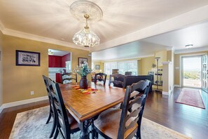 Dining - Privacy and stunning views await at this spacious Santa Fe retreat near plaza (Santa Fe)