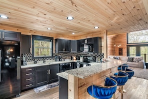 Fridge, microwave, oven, stovetop - 4 Kings & 4 Twins/EV Charger/5Mi. to PF/8 Mi. to Gat (Sevierville)