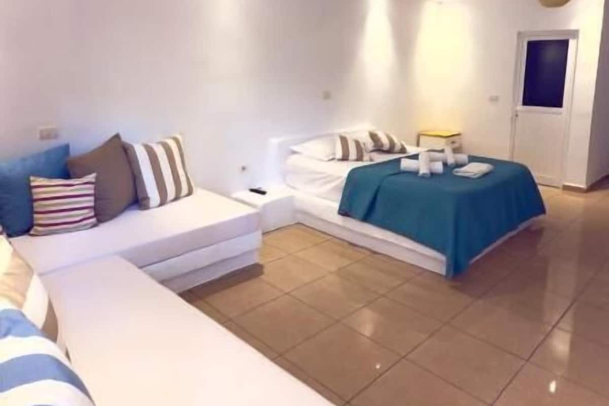 Kolmen hengen huone, parveke | Yksilöllisesti sisustettu, ilmainen Wi-Fi