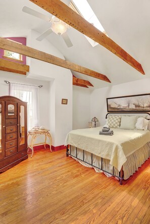 4 bedrooms, desk, iron/ironing board, free WiFi