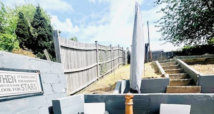 modern Bungalow with hot tub, garden, bbq & Netflix 10 min drive to city centre