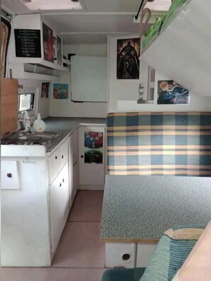 Stovetop, cookware/dishes/utensils, dining tables