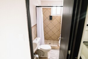 Douche, serviettes fournies, savon, shampoing