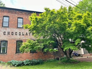 Um edifício de tijolos com a palavra 'CHOCOLAT' na fachada.