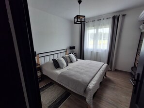 3 عدّة غرف نوم ومكواة/لوح كي وسرير سفر وواي فاي