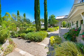 Property grounds - Beautiful Valley Floor Home with Pool, Bocce and Pool House & Home Gym (St. Helena)