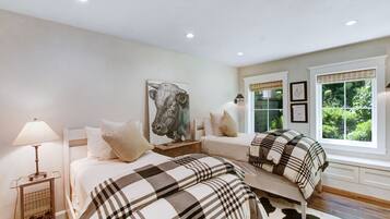 3 bedrooms, desk, iron/ironing board, free WiFi