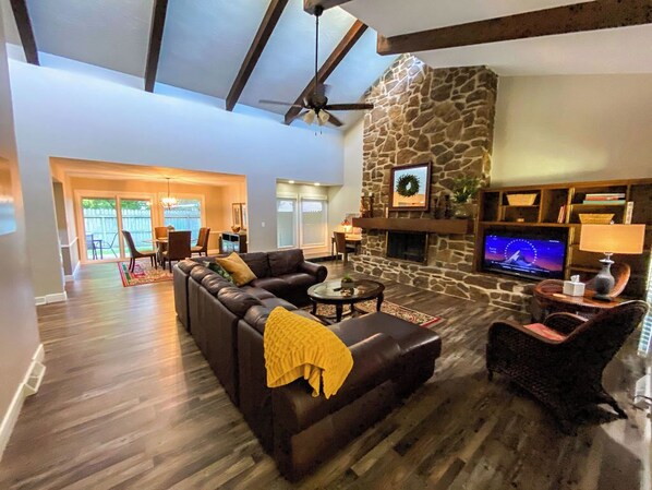 Smart-tv, een open haard en boeken