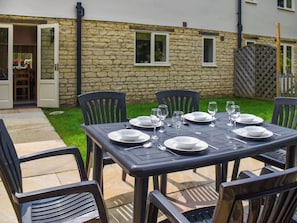 Outdoor dining - Lily Pad 6 - UK43915 (Nassington, near Stamford)