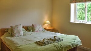 5 bedrooms, WiFi (free), bed sheets