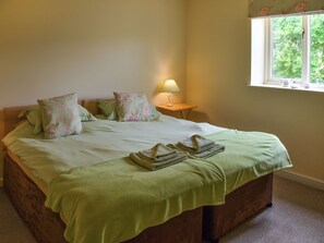 5 bedrooms, WiFi (free), bed sheets