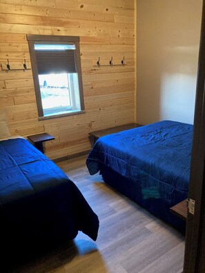 2 bedrooms, free WiFi, bed sheets - Newly built in Devils Lake, Perfect for Fishing or Relaxing (Devils Lake)