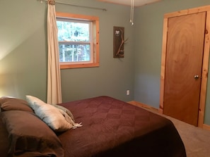 2 quartos, escrivaninha, roupa de cama