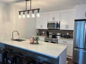 冷蔵庫、電子レンジ、オーブン、コンロ