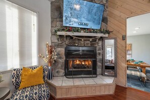 Interior - The Mountain Loft Poconos Escape - Lake, Ski, Hot Tub & Relax! - Pet-Friendly! (Lake Harmony)