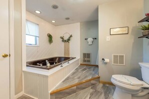 Eco-friendly toiletries, hair dryer, towels, soap - The Mountain Loft Poconos Escape - Lake, Ski, Hot Tub & Relax! - Pet-Friendly! (Lake Harmony)