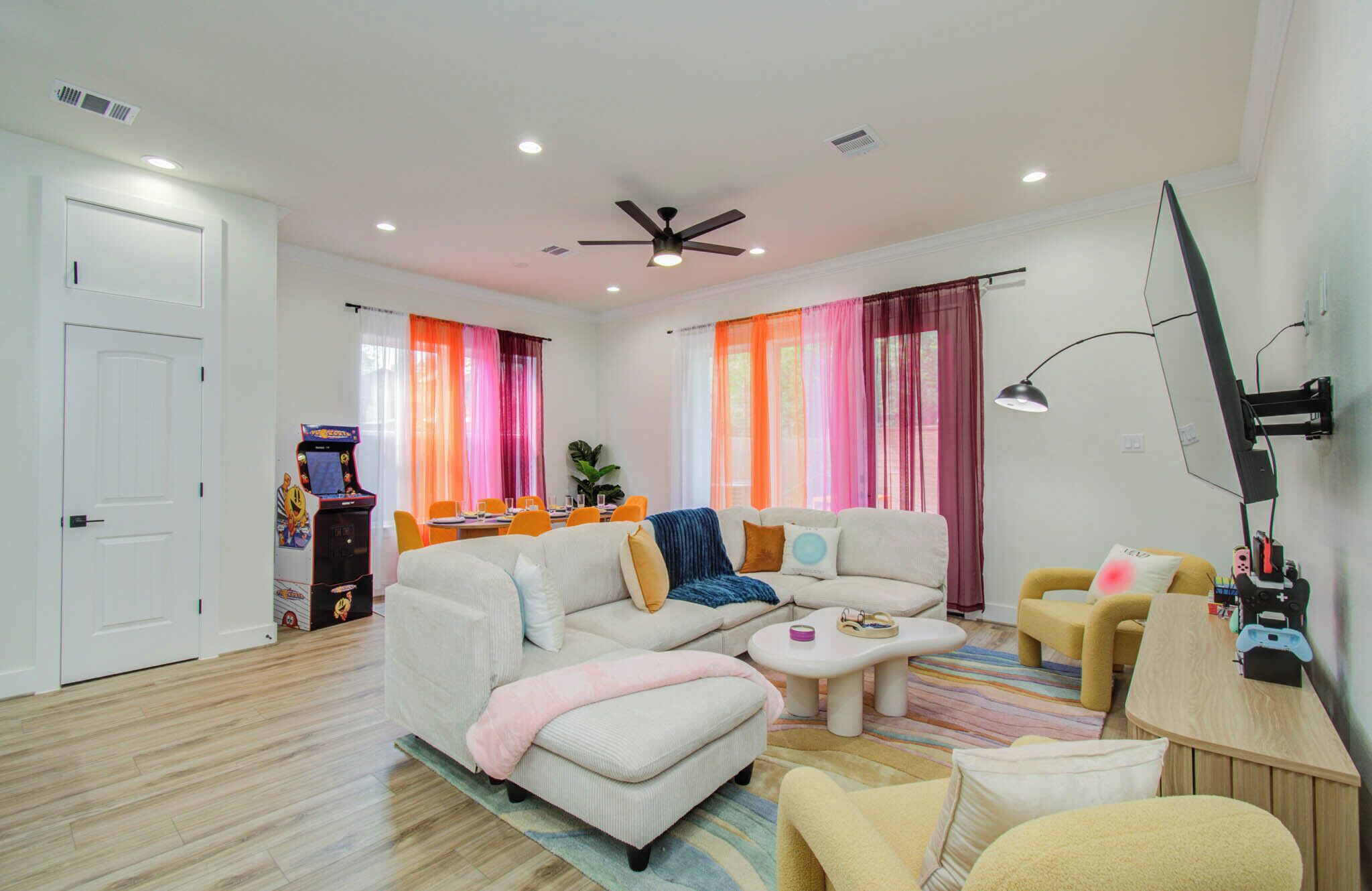Central 4bd: Patio Movies, Video Games, 2min UH