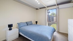 4 Schlafzimmer, Schreibtisch, Bügeleisen/Bügelbrett, WLAN