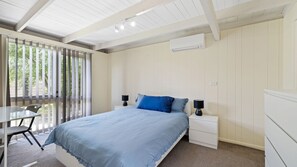 4 bedrooms, desk, iron/ironing board, WiFi - The Sandyplace in Inverloch, a four-bedroom holiday home nestled in the beautiful coastal town. (Inverloch)