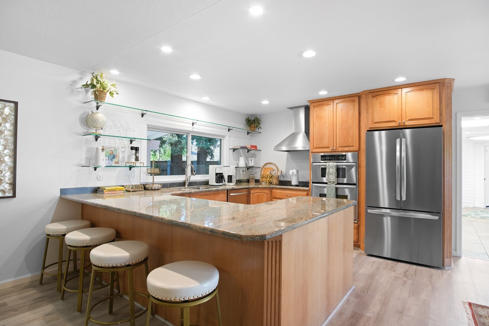 Mikrobølgeovn, ovn, kokeplater og oppvaskmaskin