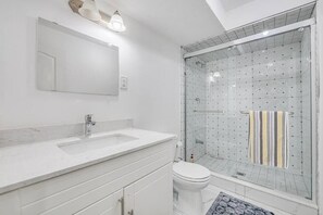 Hair dryer, towels, soap, shampoo - Hidden Gem: Spacious Basement (Milton)