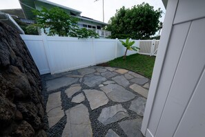 Property grounds - Beach Studio with private yard in Lanikai - 30 day Minimum Stay (Kailua)