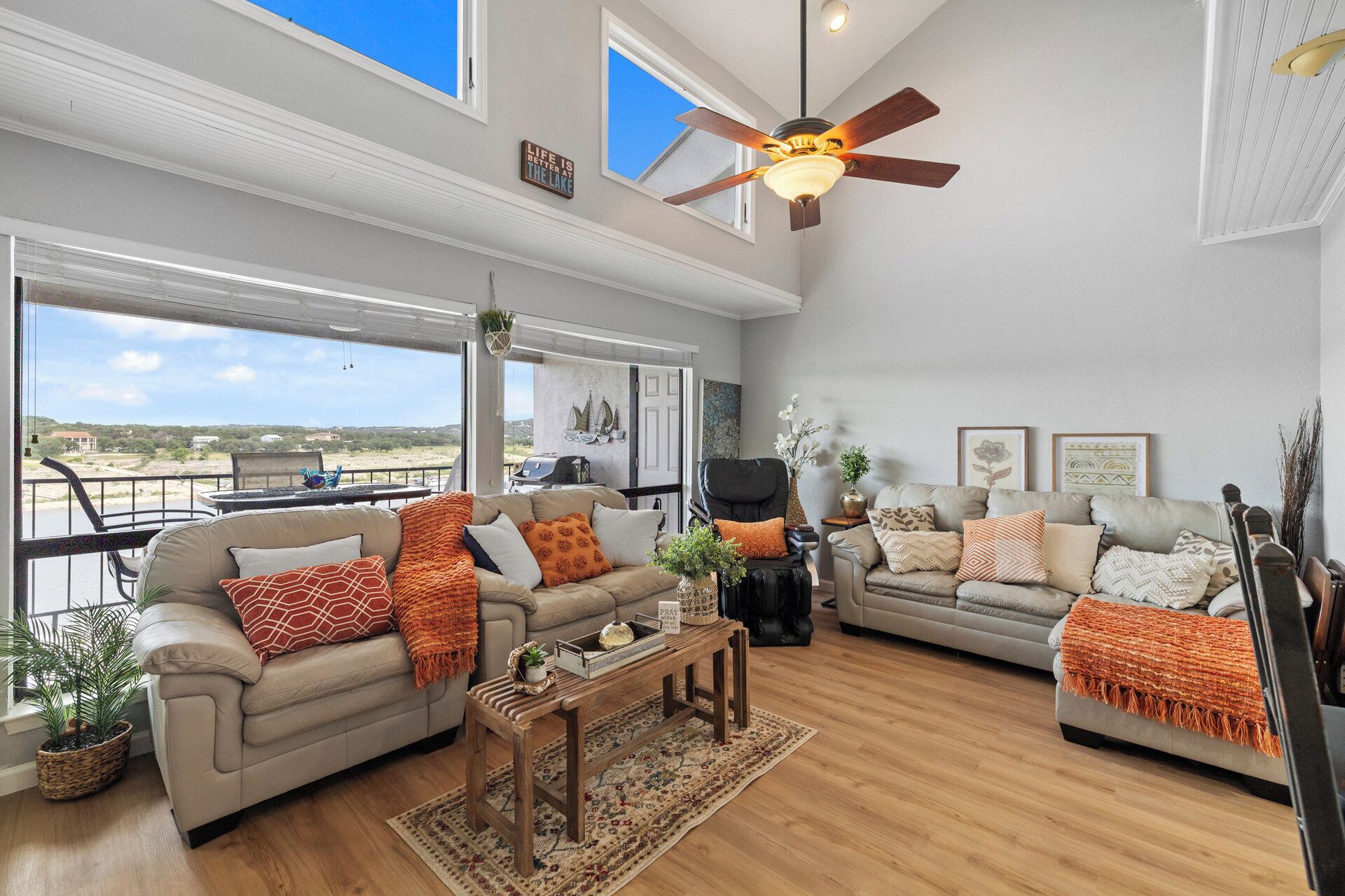 "Willie Chillin" Lakefront 3/2 W/ two upper decks!