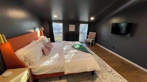 3 bedrooms, iron/ironing board, travel crib, WiFi - Designer Home- Perfect for remote work or family! (Edmond)