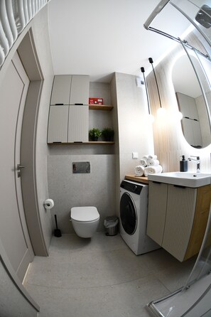 Hair dryer, towels, soap, shampoo - Elegant Two-Room Apartment, City Center, Balcony (Kraków)