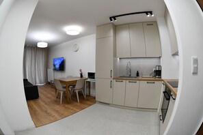 Jääkaappi, mikroaaltouuni, uuni, liesi