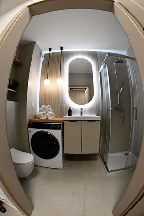 Hair dryer, towels, soap, shampoo - Elegant Two-Room Apartment, City Center, Balcony (Kraków)