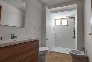 Shower, bidet, towels, soap - Appartamento Ponente (Santa Maria Navarrese)