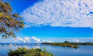 Ranta lähistöllä, valkoista hiekkaa