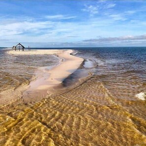 In Strandnähe, weißer Sandstrand