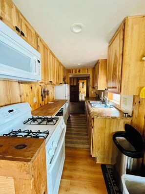 Refrigerador, microondas, parrilla de estufa y utensilios de cocina
