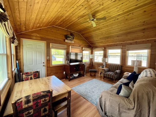 Sunny Cottage - real cabin feel- pets welcome!