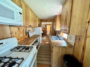 Refrigerador, microondas, parrilla de estufa y utensilios de cocina