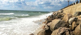 Hatchville Retreat Warm September Days & Quiet Beaches