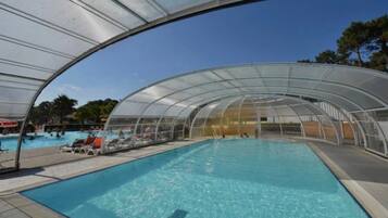 Een binnenzwembad en een verwarmd zwembad