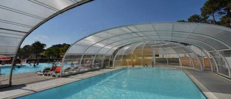 Een binnenzwembad en een verwarmd zwembad