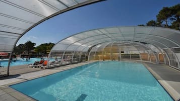 Una piscina techada, una piscina climatizada