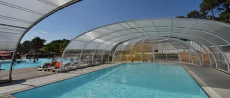 Piscina coperta, una piscina riscaldata