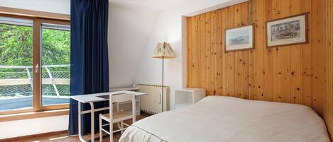 1 bedroom, bed sheets