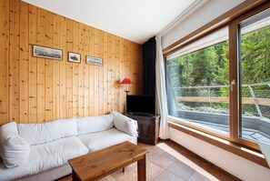 TV - Apartment 'Larice' with Mountain View, Private Terrace and Shared Garden (Pila)