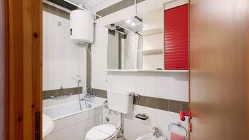 Een douche, een haardroger, handdoeken