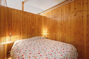 1 bedroom, bed sheets