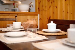 Dining - Apartment 'Larice' with Mountain View, Private Terrace and Shared Garden (Pila)