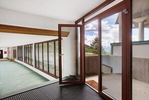 Interior - Apartment 'Larice' with Mountain View, Private Terrace and Shared Garden (Pila)